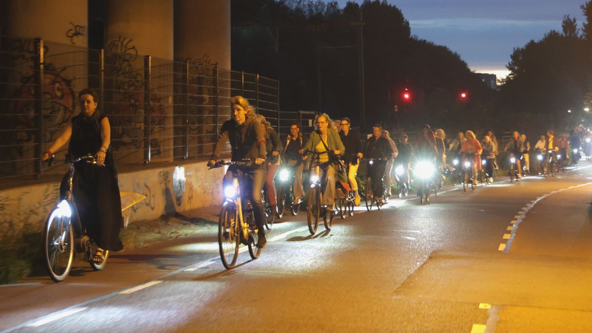 Dorp fietst 'spookroute' om geweld tegen vrouwen te bestrijden: 'Dit is een mannenprobleem'