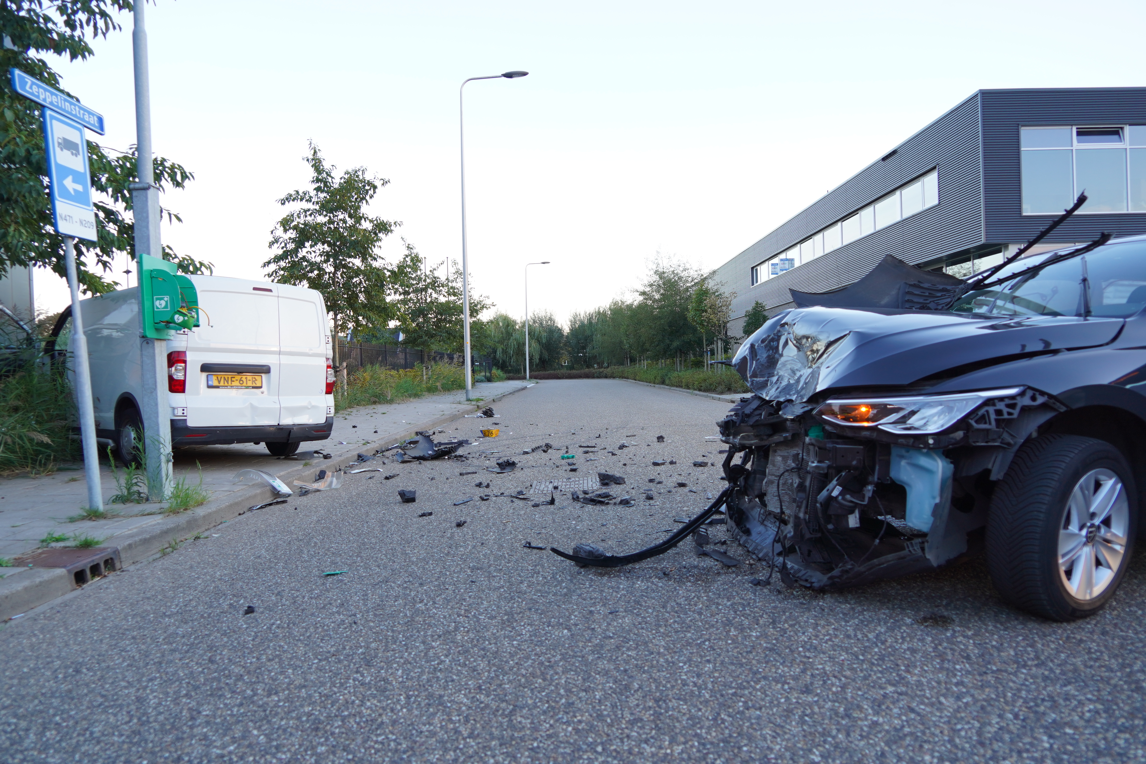 Bij een botsing in Berkel en Rodenrijs raakten een bestelbus en een auto zwaar beschadigd