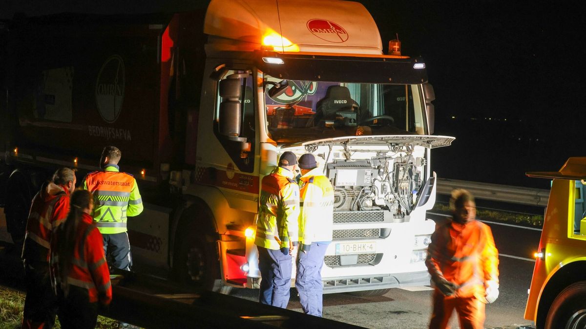 Dode persoon aangetroffen in het water bij Franeker | File op A32 voorbij: vrachtwagen Omrin lekte o
