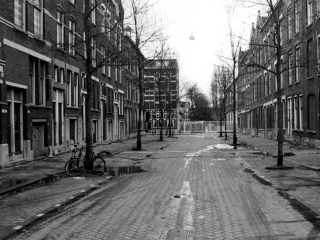 Een verlaten straat -Korte Bajonetstraat- tijdens de ontmanteling van de Bellebom - Foto Stadsarchief Rotterdam