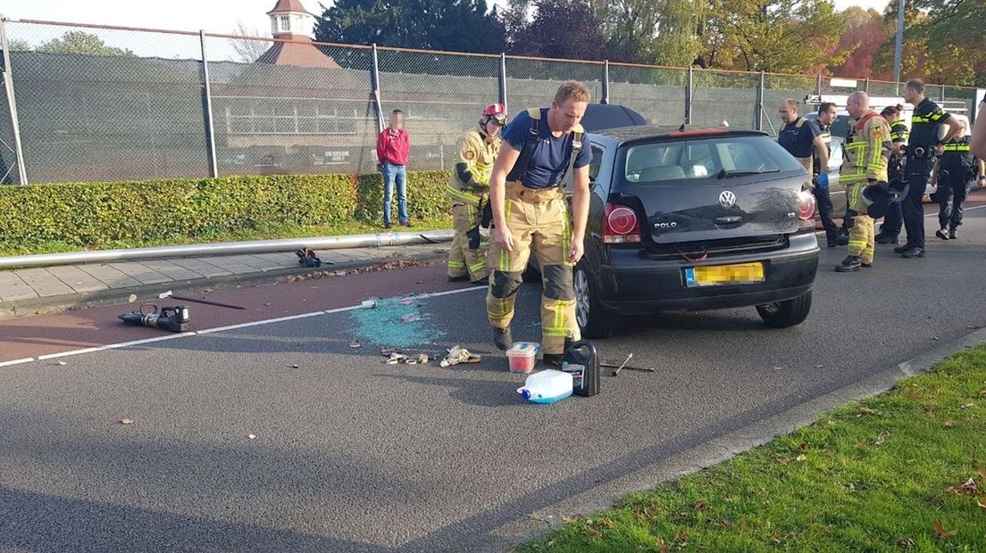 Auto op zijn kant in Enschede
