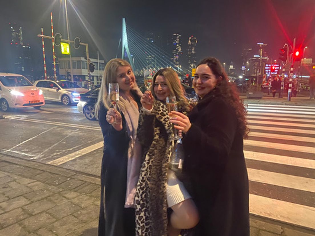 Vriendinnen Stevanne, Pawan en Charlotte hebben toch gewoon een topavond