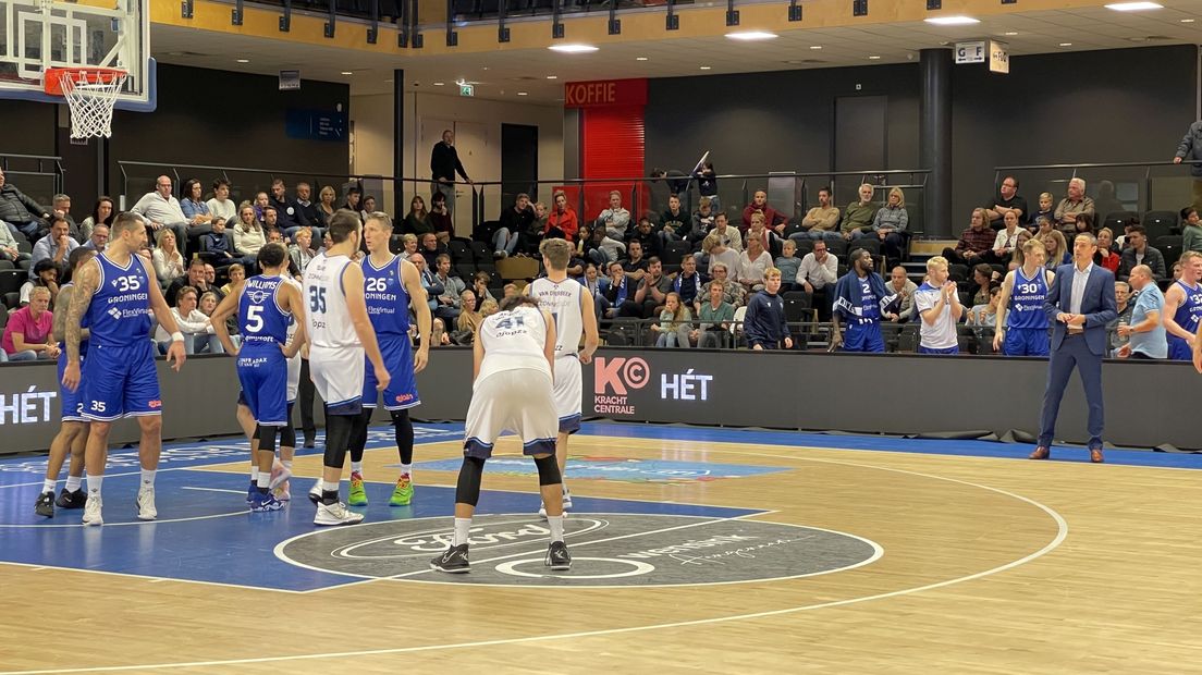 De spelers van Donar onder leiding van coach Stimac (rechts)