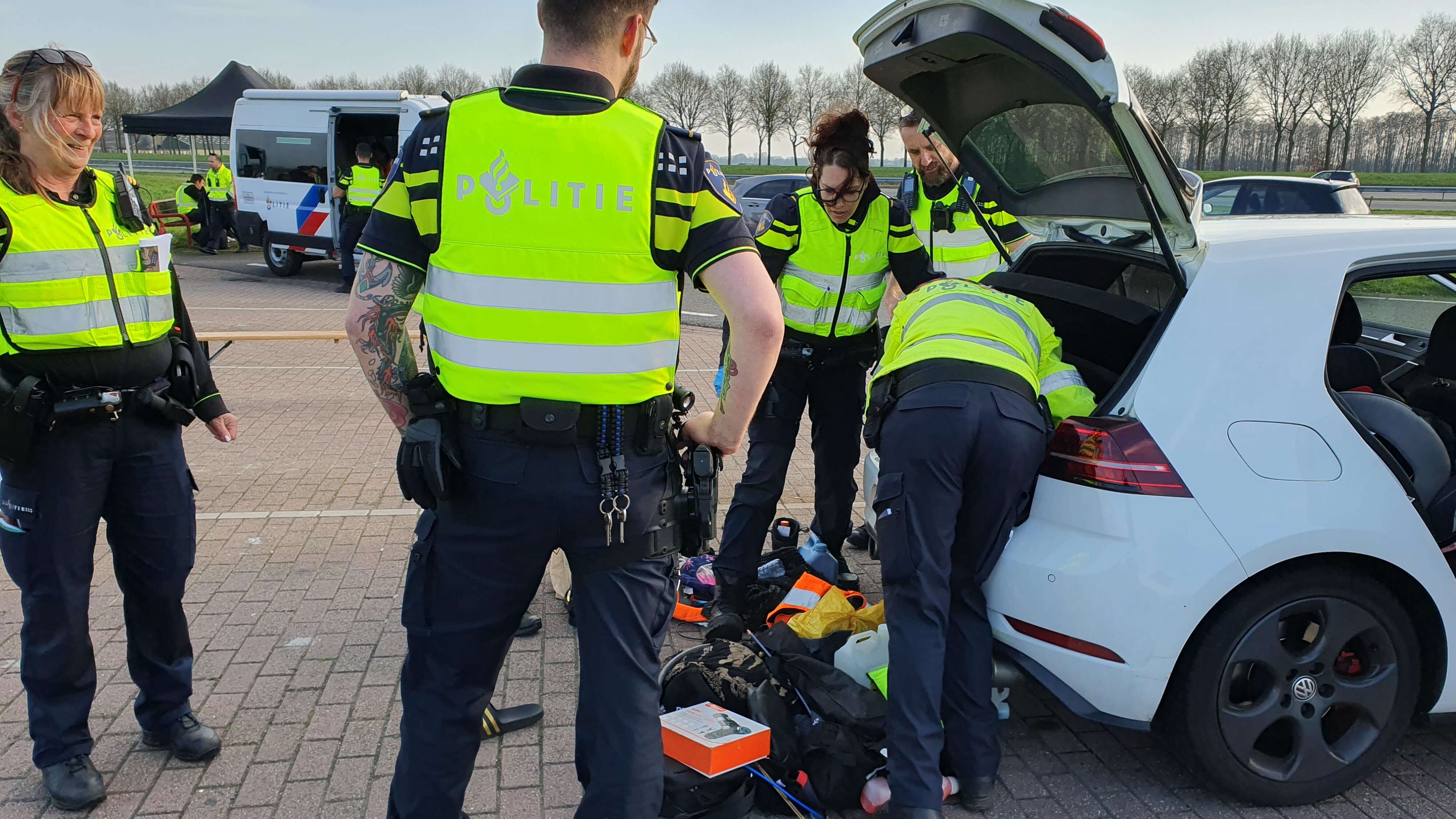 Fan himp oant in sekspop: plysje dûkt yn kofferbakken by ferkearskontrôle A32