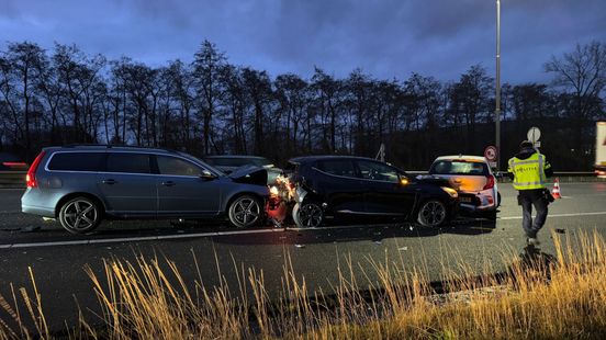 Kettingbotsing op A28, twee rijstroken dicht. Kettingbotsing op A28, twee rijstroken dicht.