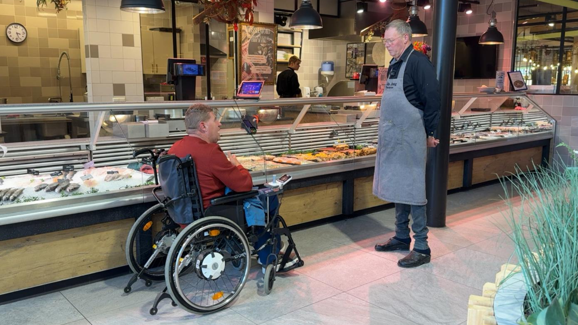 Maarten (47) test hoe toegankelijk winkels eigenlijk zijn: 'Deze drempel is echt te hoog'