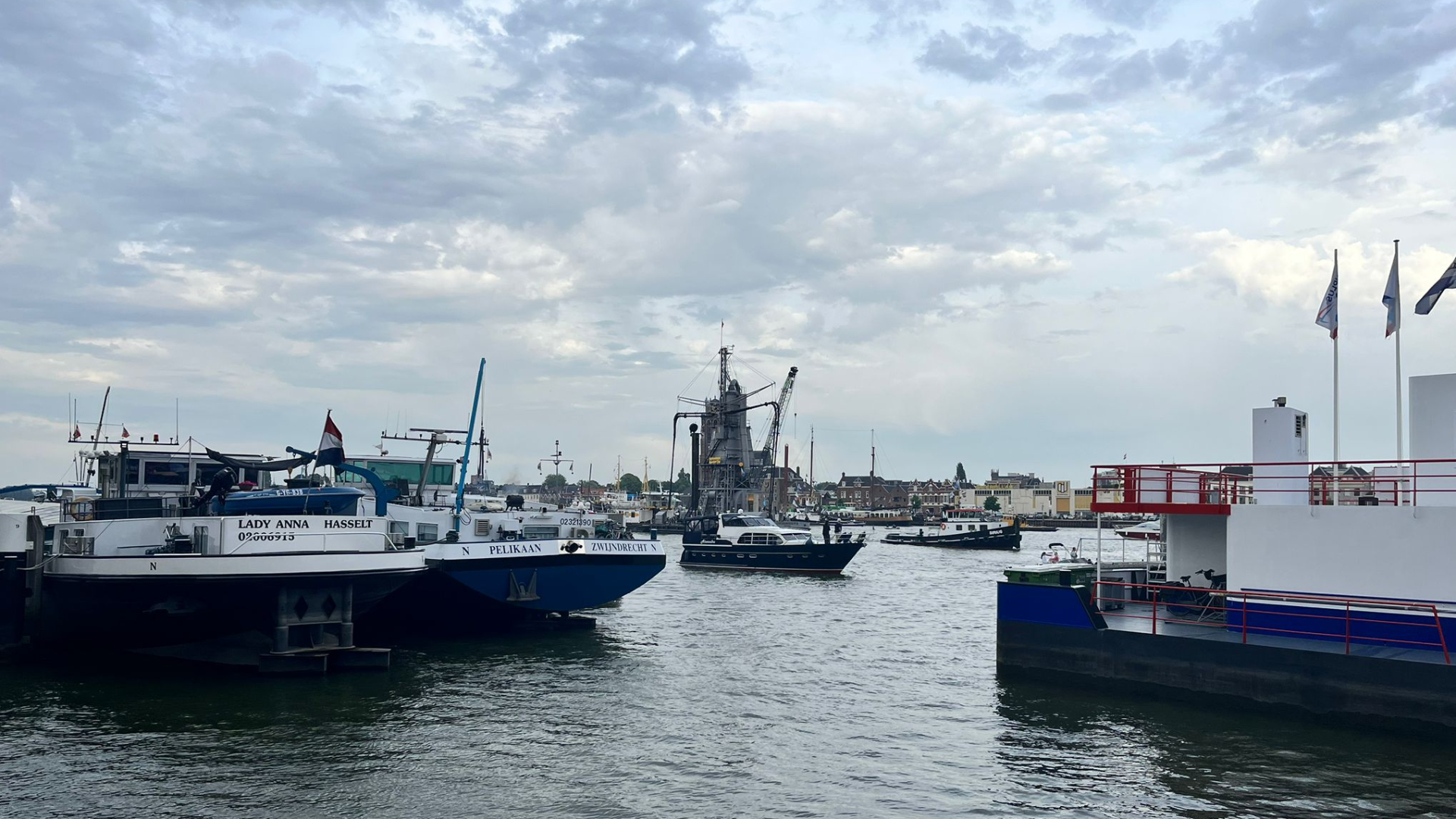 Vlootschouw Dordrecht vanaf de kade in Zwijndrecht.
