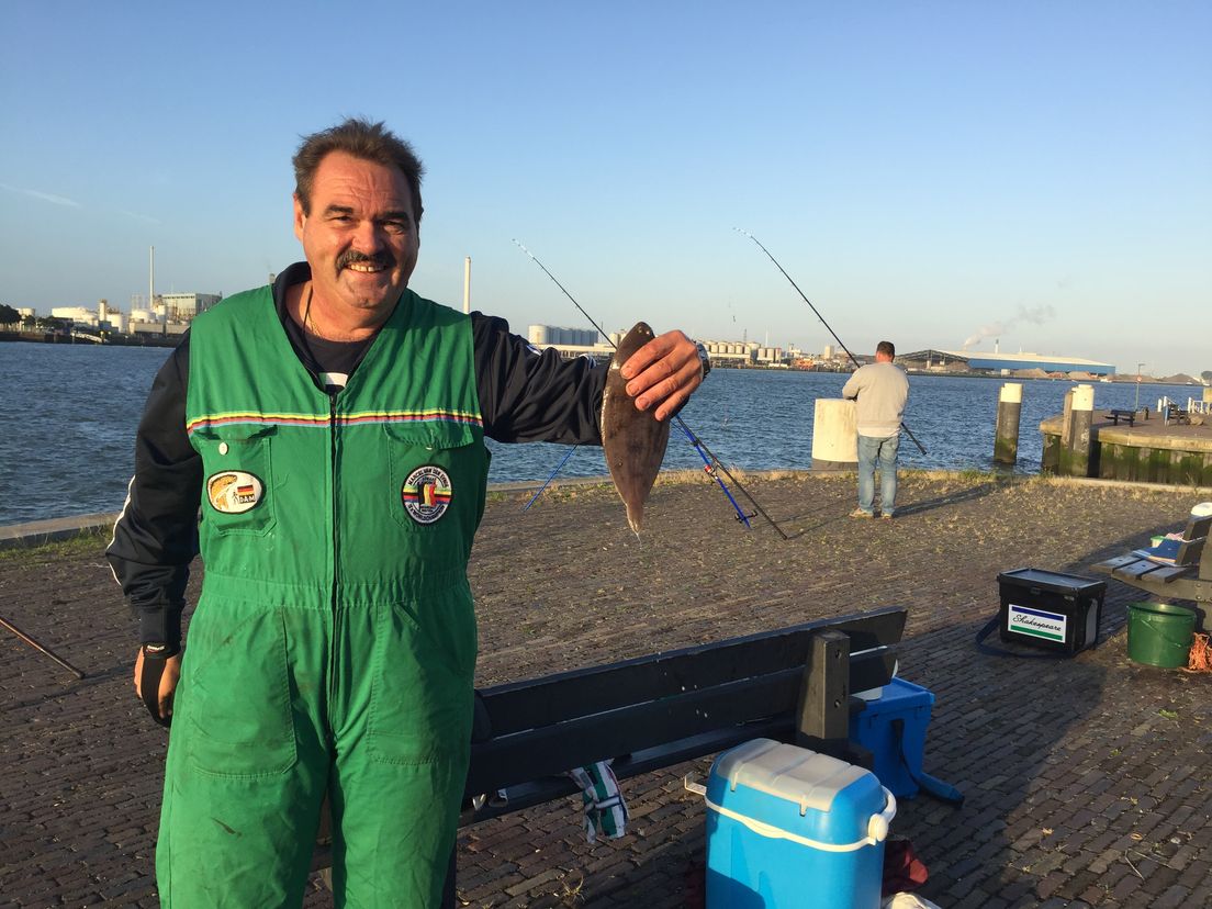 Visserman Gie voorzag verslaggever Maurice van een ontbijtje: een stevige slok koffie met melk en suiker