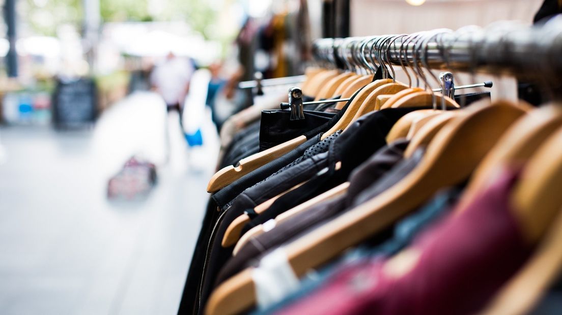 70 kledingstukken nam een medewerker mee uit een modehuis in De Wijk (Rechten: Pixabay)