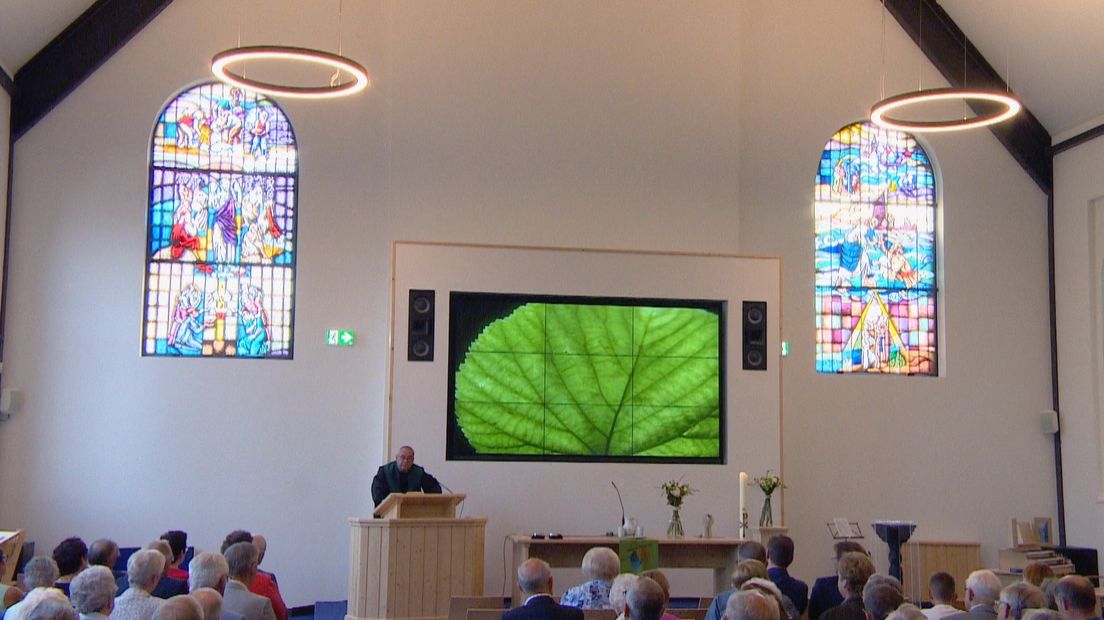 Glas in lood ramen bij afscheidsdienst dominee Van der Maas in de kerk van Hoek