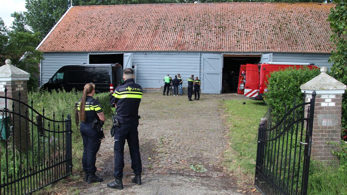 De boerenschuur waarin de cocaïnewasserij werd ontdekt.