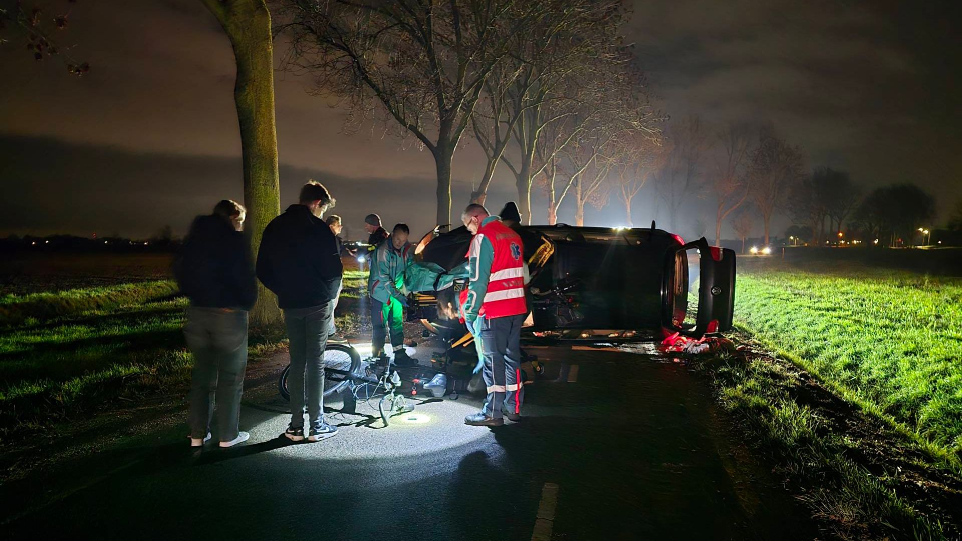Auto wijkt uit voor dier en raakt voorbijrijdende fietser