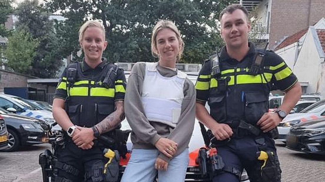 Maan met agenten van Jan Hendrikstraat