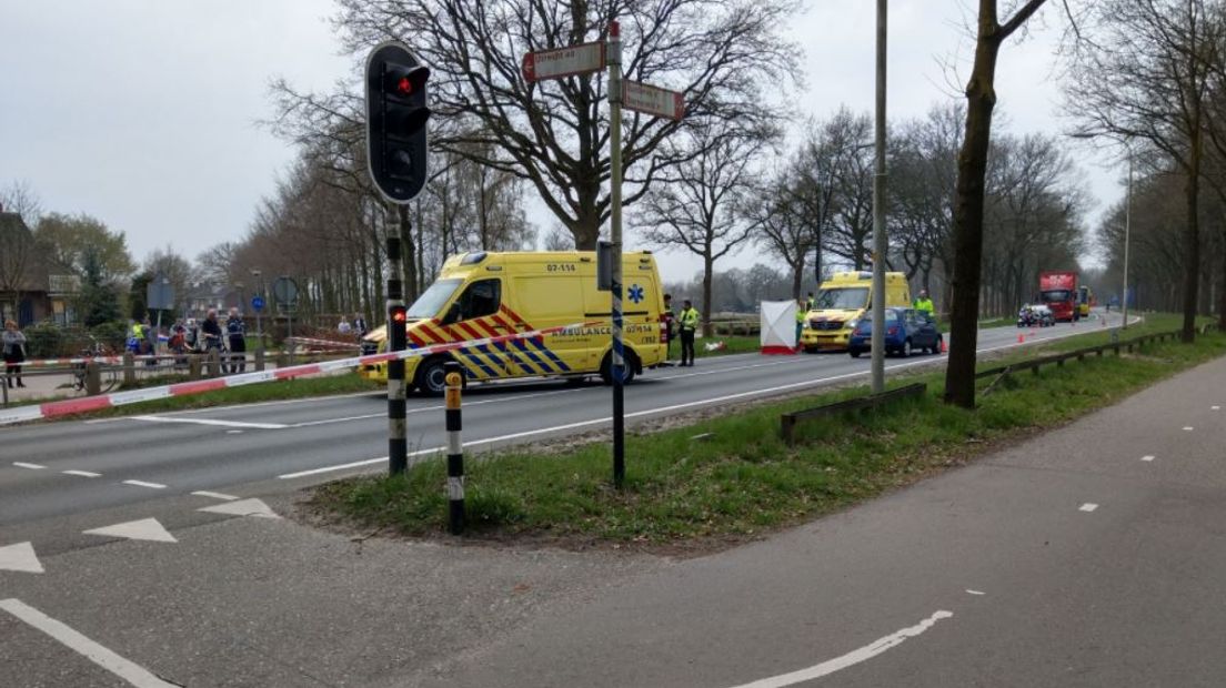 De Rijksweg (N224) in Ede was woensdag urenlang in beide richtingen afgesloten na een dodelijk ongeluk.