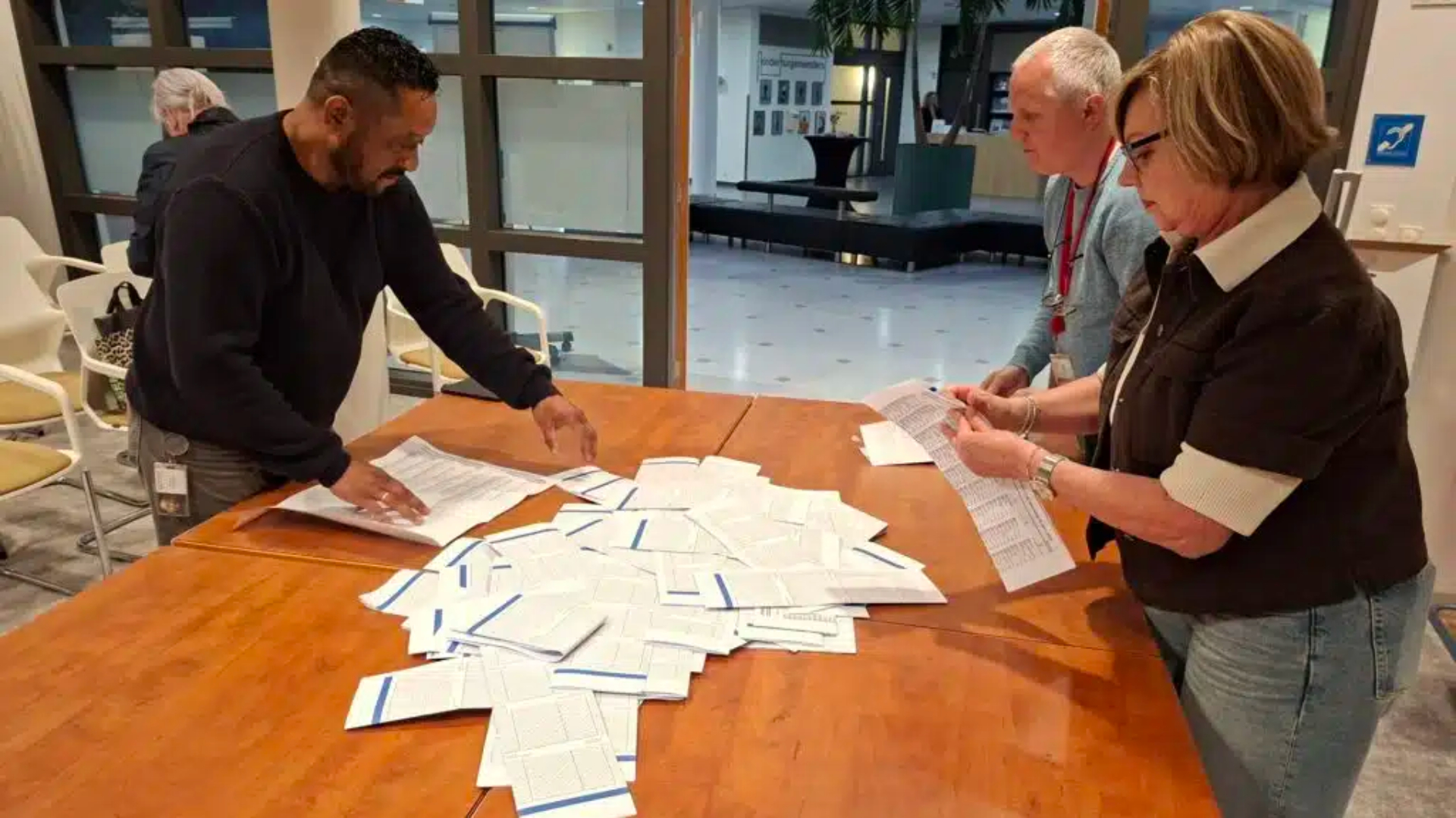 De voorlopige uitslag van de nieuwe verkiezingen zal rond middernacht bekend worden.