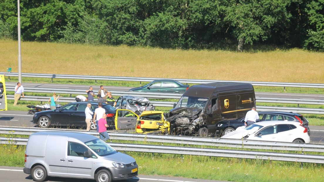 De snelweg A50 van Arnhem naar Apeldoorn is weer open. Aan het einde van de middag botsten ter hoogte van Apeldoorn tien auto's op elkaar. Volgens de politie vielen er vijf gewonden, van wie één ernstig.