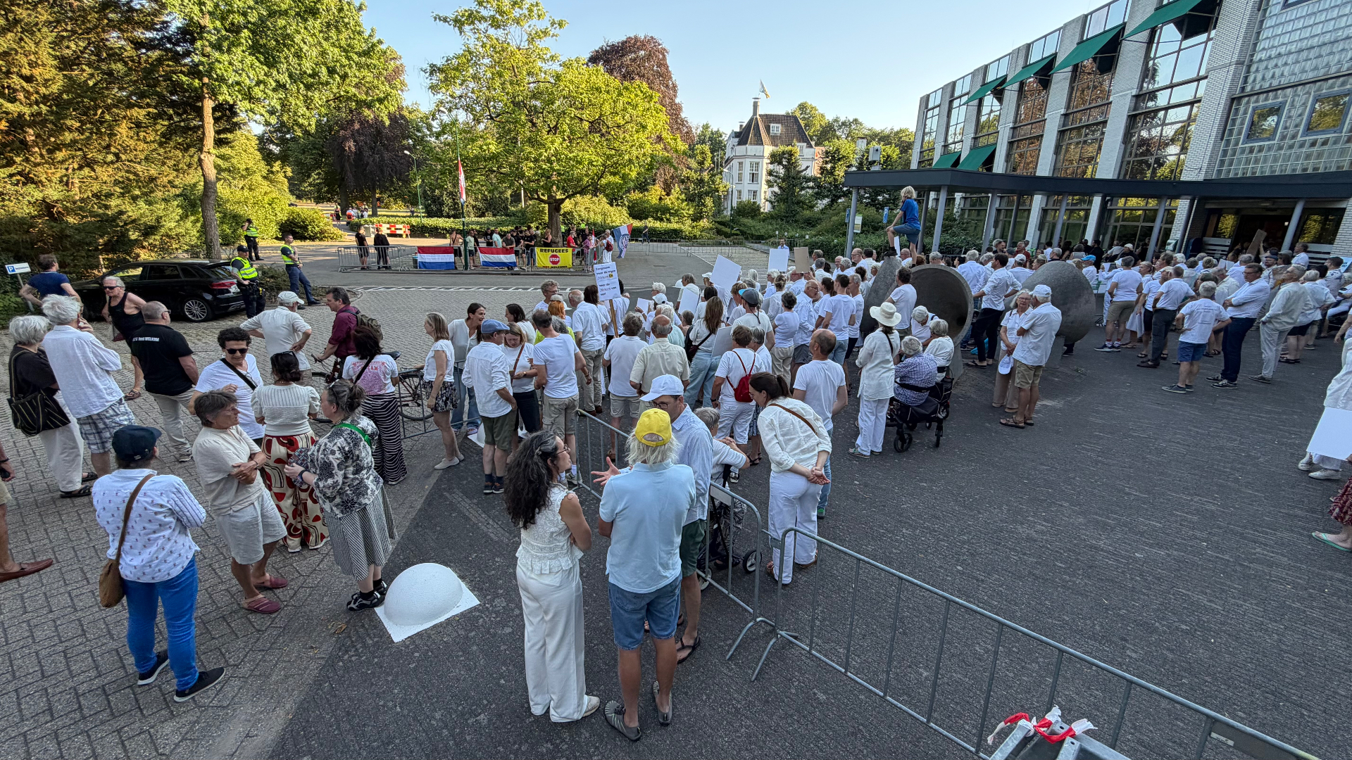 De Bilt'teki sığınmacılar merkezi protestosu devam ediyor, ancak esas olarak barınma lehine