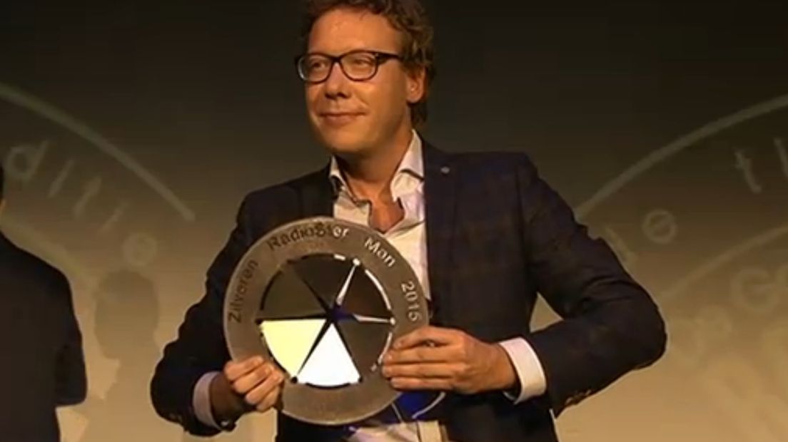 Bert Haandrikman nadat hij vorig jaar de Zilveren RadioSter won (Rechten: AVRO-TROS Gouden RadioRing 2015)
