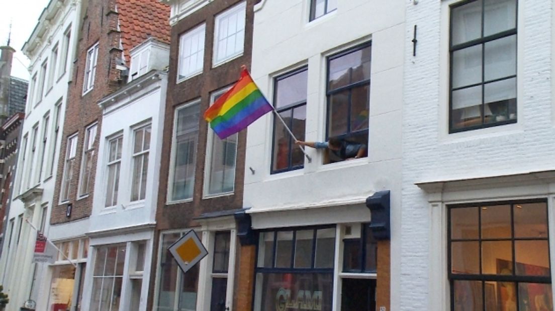 De regenboogvlag wappert bij het voormalige COC-gebouw in Middelburg.