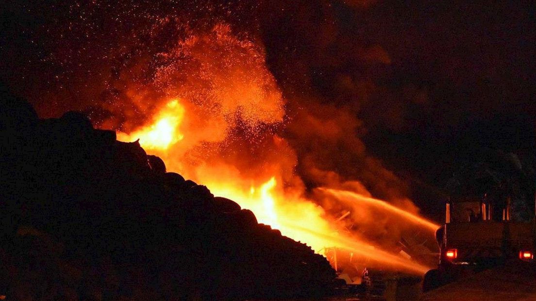 Er komt veel rook vrij bij de brand in de afvalberg in Meppel