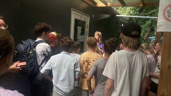 Kinderen maken einde aan 'ongastvrije' wachtrij bij voedselbank