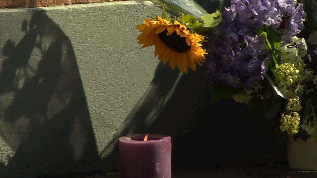 bloemen en kaarsen bij het huis