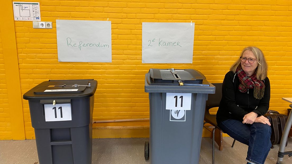 De stembussen en een stembureaulid in een school in het Soesterkwartier.