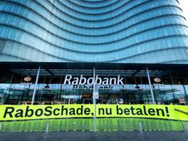 Greenpeace voert actie in Utrecht: 'Laat Rabobank betalen voor de stikstofcrisis'