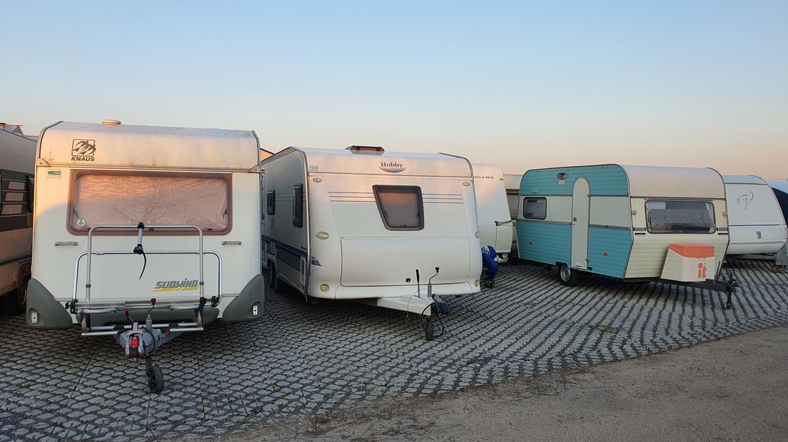 Caravans die niet naar de campings kunnen, worden buiten in lange rijen opgeslagen.