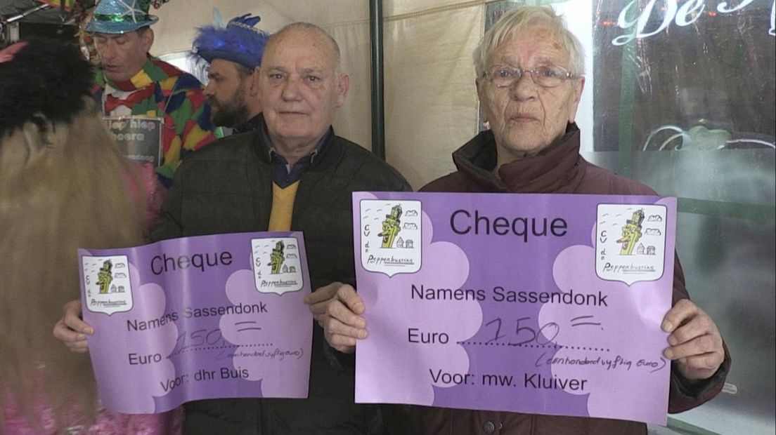 Lenie (83) en Appie (66) met de overhandigde cheques.