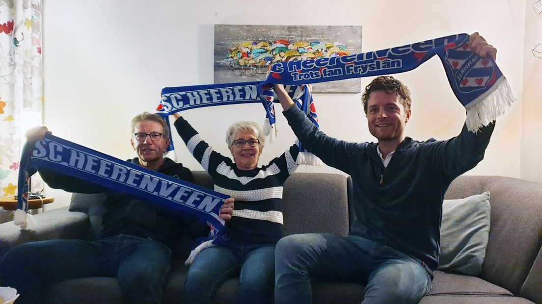 SC Heerenveen-supporter Hielke Biemond (rechts) met zijn ouders Ria (midden) en Frans