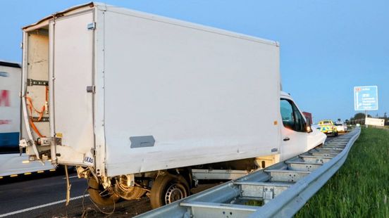 Gewonde bij ongeval A15 • protest tegen AZC