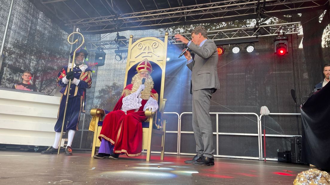 Sinterklaas op het podium in Emmen naast burgemeester Eric van Oosterhout