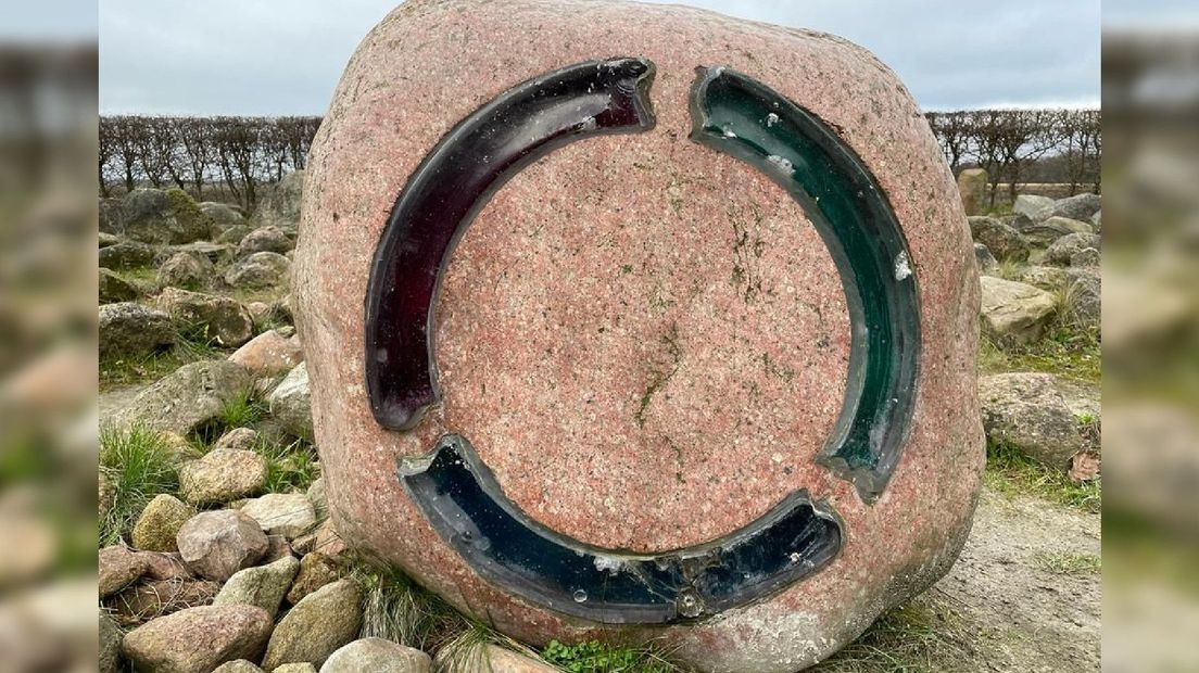 Vandalen hebben geprobeerd het glaswerk te vernielen