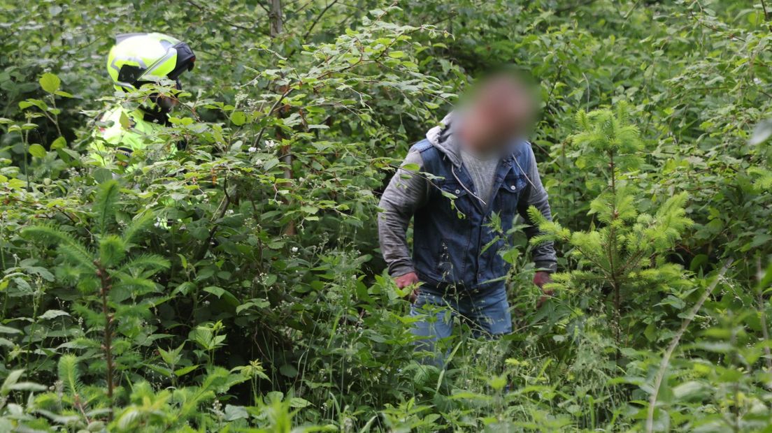Motoragent vist verdachte uit de bosjes