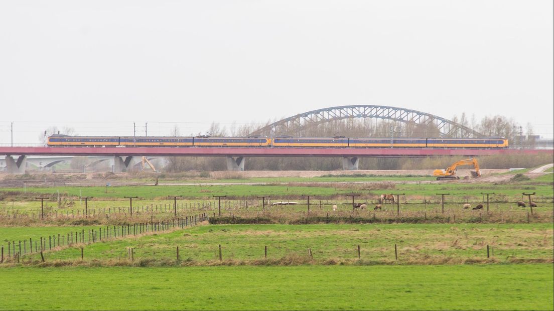 Trein op de Hanzeboog bij Zwolle