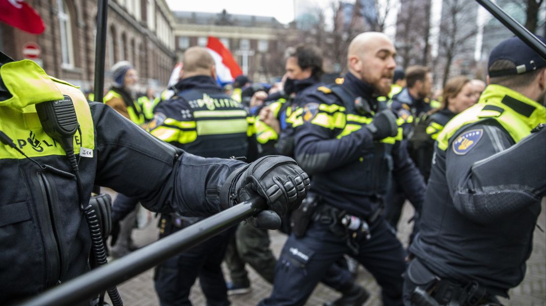 Politiemensen zijn druk met demonstraties, zoals hier bij het Plein in Den Haag