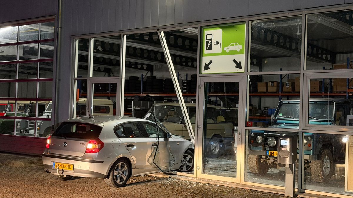 Auto rijdt door glazen pui van autodealer in Doenrade