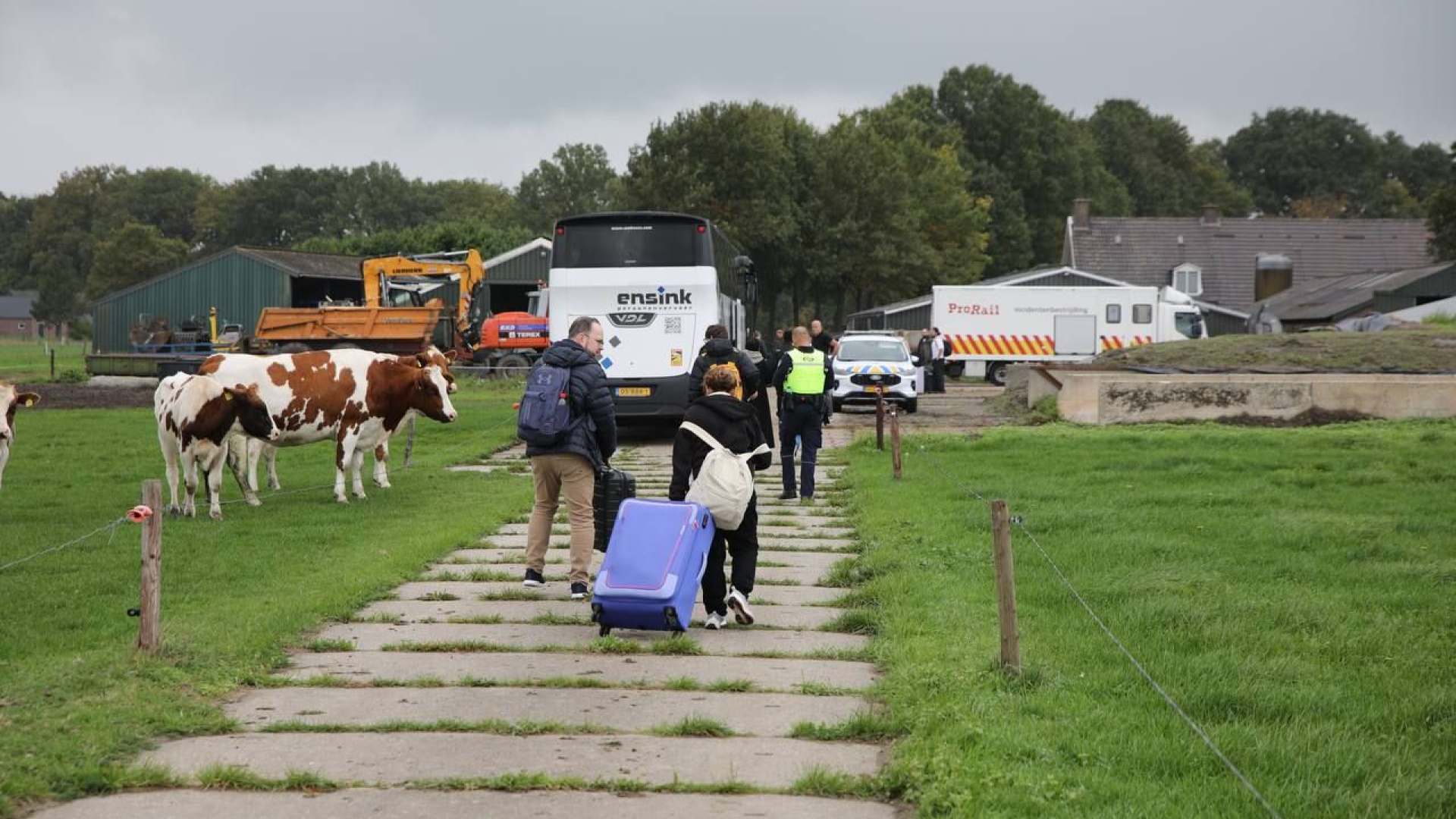 Intercity strandt bij weilanden, passagiers geëvacueerd