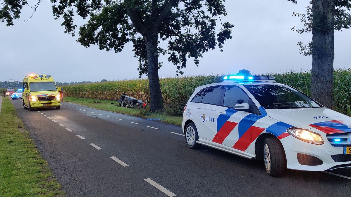 Auto in sloot bij Hijken, automobilist gewond