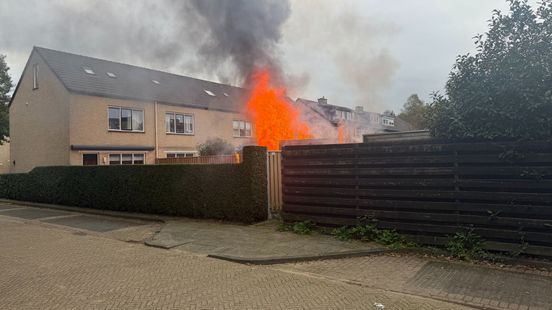 Metershoge vlammen verwoesten schuur in achtertuin