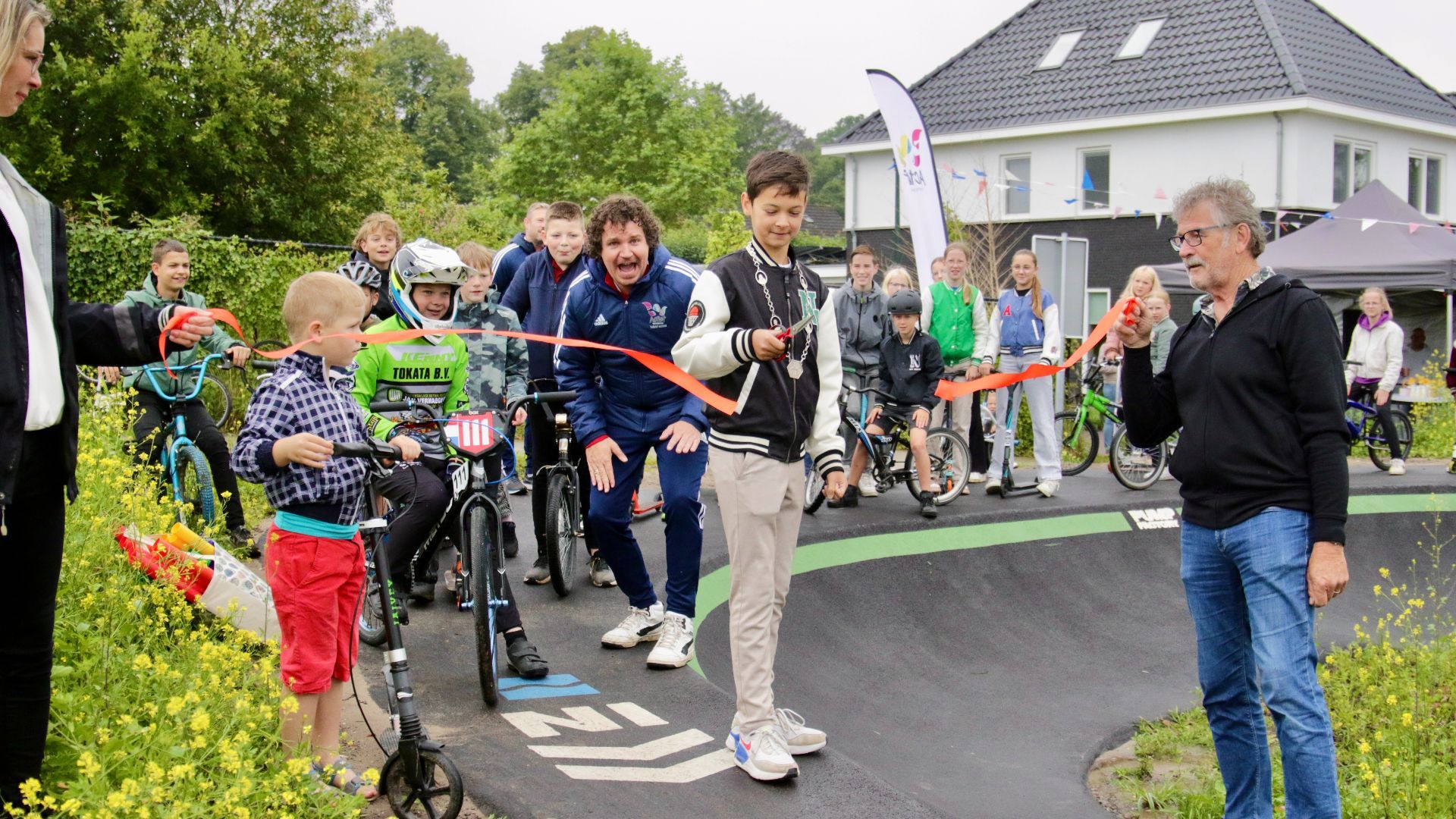 Aan kinderburgemeester Joshua Beijers het lint door te knippen voor een doorgang met BMX'er Stijn Dreijers.