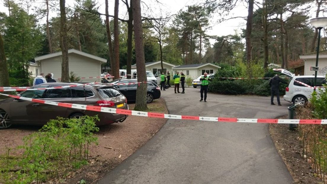 Op vakantiepark Bospark in Beekbergen waar op eerste paasdag een dode is gevonden, wordt ook vandaag nog volop onderzoek verricht.