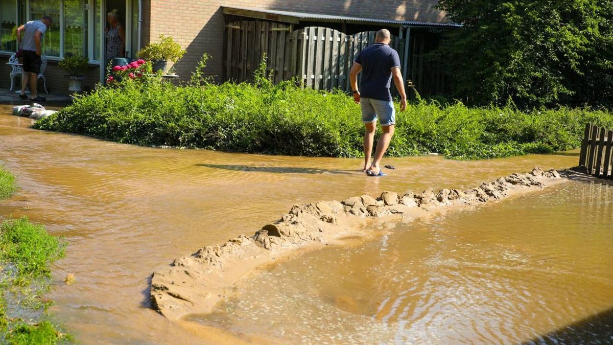 Bewoners bouwen dammen na grote leidingbreuk