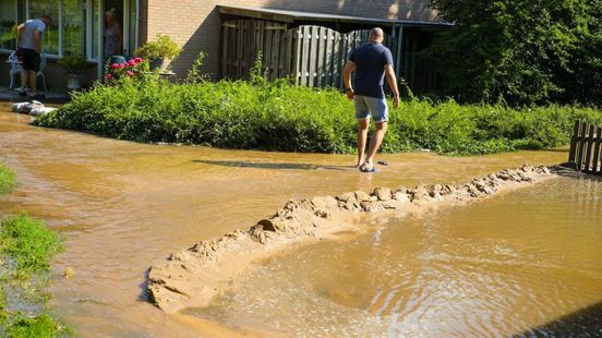 Water dreigt woningen binnen te stromen na leidingbreuk