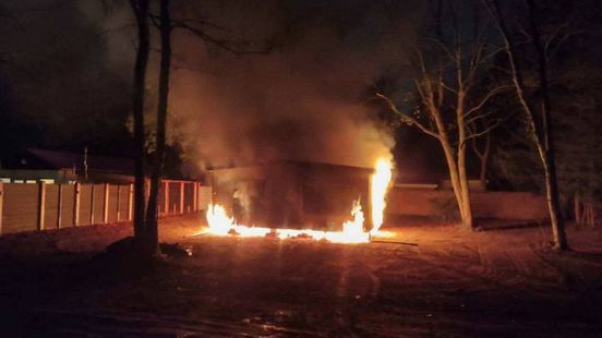 Weer brand op een camping: vlammen slaan uit chalet