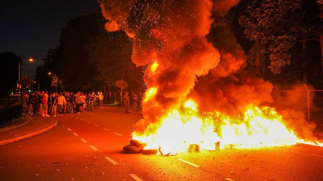 De demonstranten staken autobanden in brand
