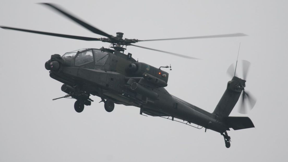Defensie voert ook dinsdag tussen 09.00 en 14.00 uur oefeningen uit met Apache- en Chinook-helikopters bij Beuningen. Maandag waren daar eveneens deze helikopters te zien en te horen.