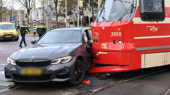 Twee aanrijdingen met trams, brokstukken liggen op straat. Twee aanrijdingen met trams, brokstukken liggen op straat.