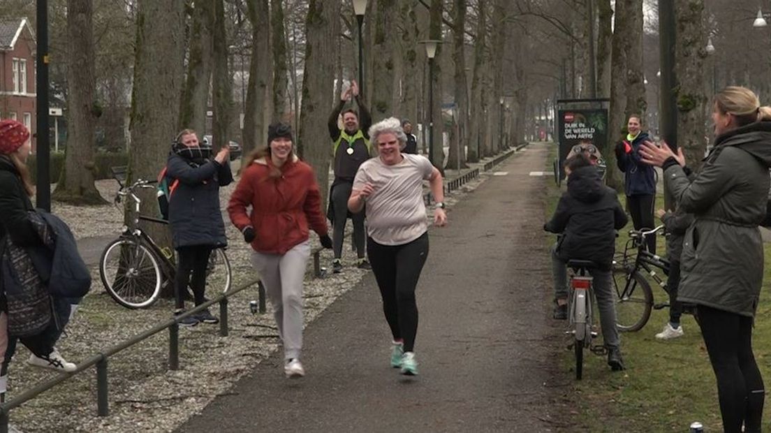 De eindspurt van Hennie, begeleid door haar dochter